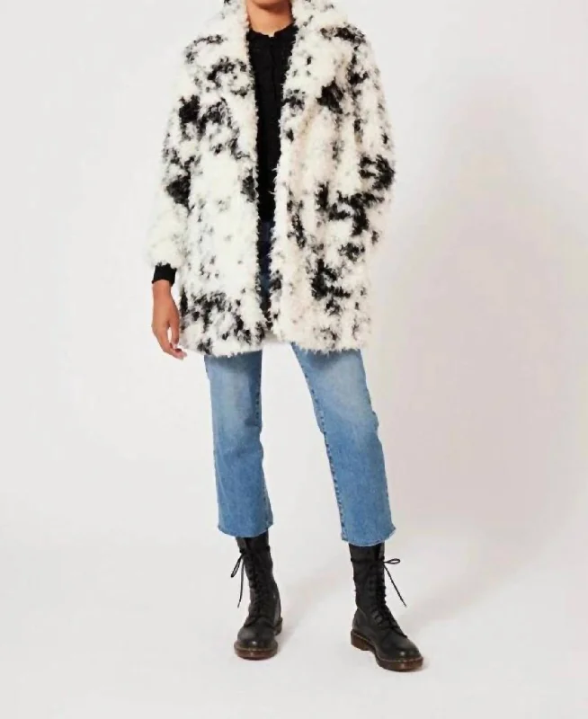 High-End Fashion, Low-End Prices – Don't Miss Out Hippy Nounours Coat In White/black